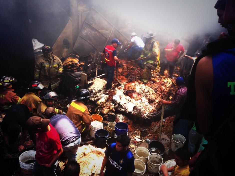 Algunos vendedores de La Terminal buscan rescatar sus pertenencias entre los escombros. (Foto: Esteban Biba/Soy502)&nbsp;