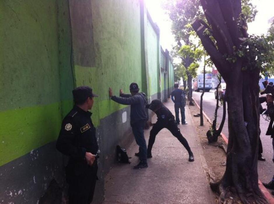 La PNC reforz&oacute; la seguridad en las afueras del INCA. (Foto: Antonio Ord&oacute;&ntilde;ez/Soy502)&nbsp;