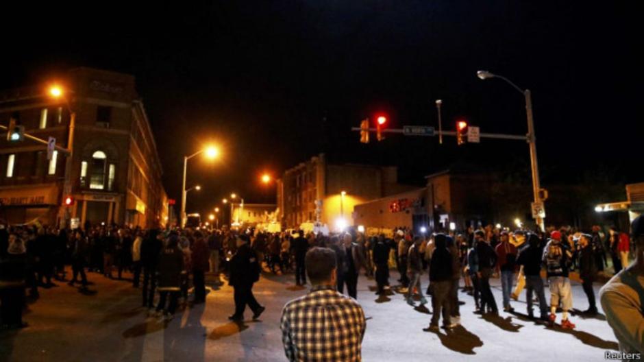 Poco antes de que el toque de queda entrara en vigor, a&uacute;n hab&iacute;a numerosas personas en las calles. (Foto: BBC)