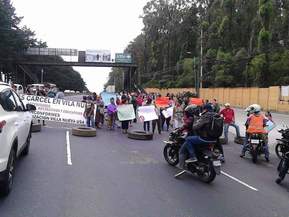 Un grupo de inconformes bloque&oacute; el kil&oacute;metro 22 de la ruta al Pac&iacute;fico. (Foto: @DTransitoPNC)