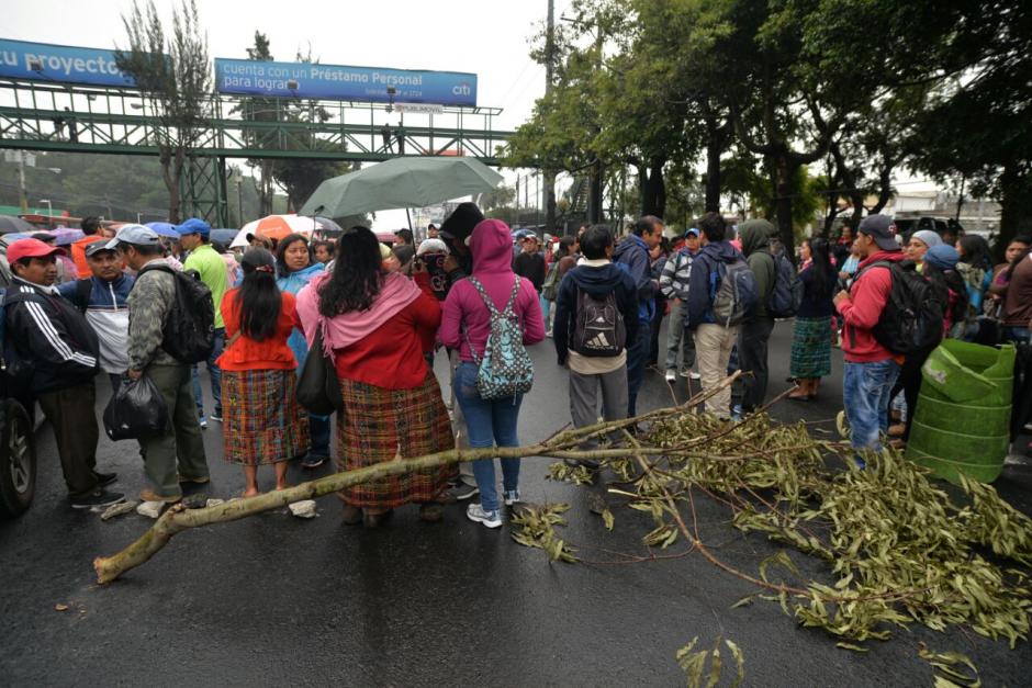 Un grupo de salubristas bloquea el kil&oacute;metro 15.5 de la calzada Roosevelt. (Foto: Wilder L&oacute;pez/Soy502)