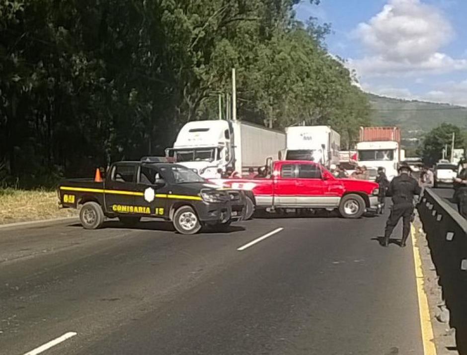 Transportistas bloquean el paso en el kil&oacute;metro 22 de la ruta al Pac&iacute;fico. (Foto: Twitter/@Provial)