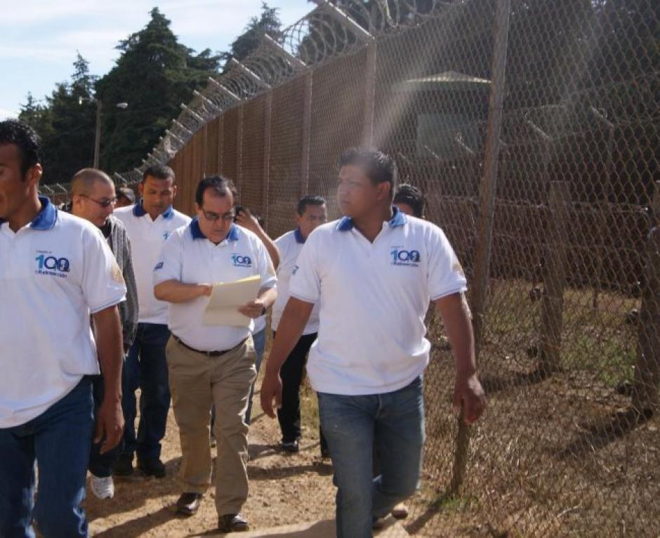    El director del Sistema Penitenciario, Anthony Pivaral, verifica el bloqueo de la telefonía móvil en los centros carcelarios. (Foto: SP/Soy502)