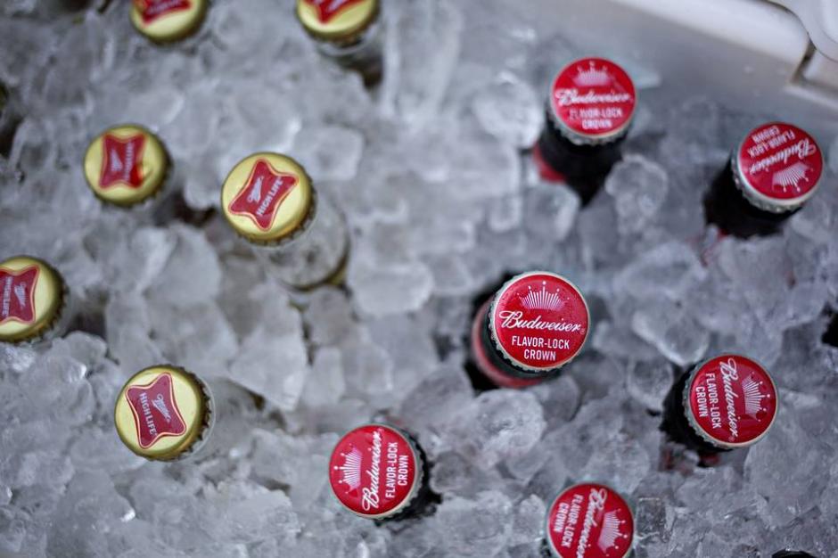 La multinacional belga AB InBev y la brit&aacute;nica SABMiller han llegado a un principio de acuerdo para crear la mayor cervecera del mundo, en una de las mayores operaciones corporativas de la historia. (Foto:&nbsp;www.wsj.com)