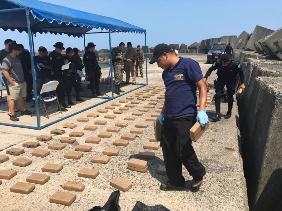 Autoridades contabilizan los paquetes encontrados. (Foto: Ministerio P&uacute;blico)