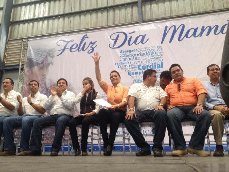 La celebración gubernamental del Día de la Madre se celebró en el parque Erick Barrondo. Muchos vistieron de naranja, empezando por la vicepresidenta Baldetti, que estaba de cumpleaños (Foto: Twitter Vicepresidencia GT)&nbsp;