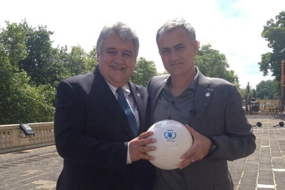 Jos&eacute; Mourinho aparece con un delegado del Programa Mundial de Alimentos de la ONU &nbsp;en el momento que se oficializa que ser&aacute; Embajador contra el Hambre. (Foto:World Food Programme)&nbsp;