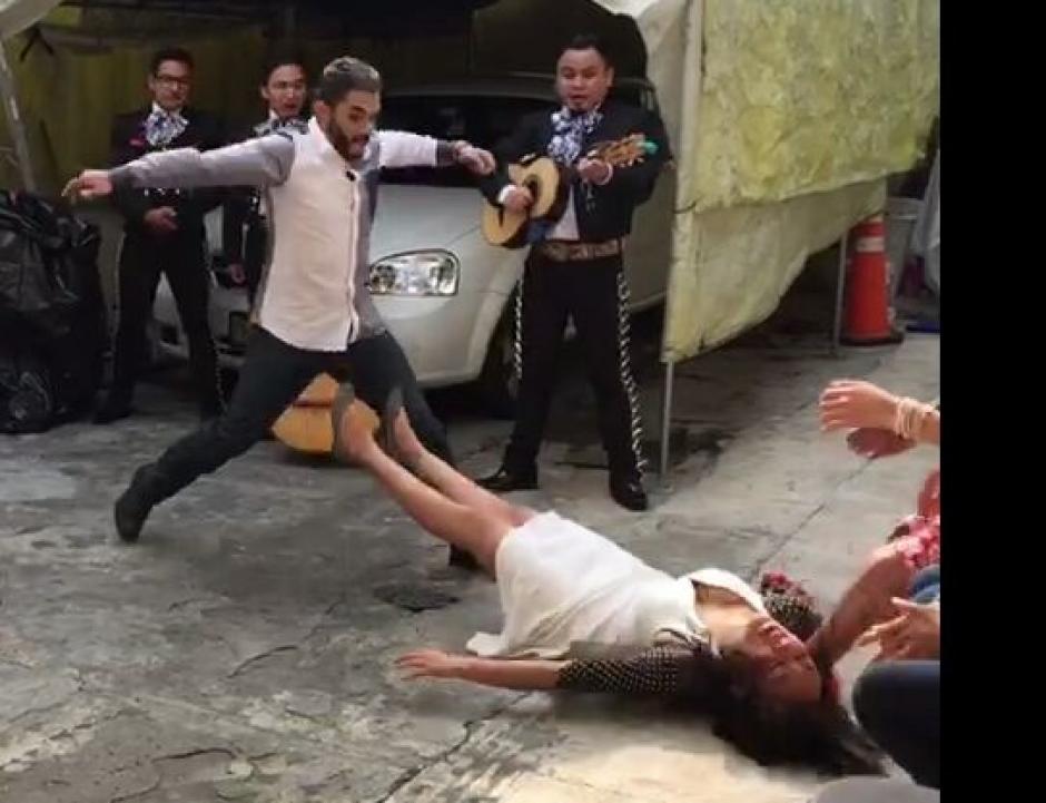 Se viraliza el video de una mujer que desmay&oacute; luego de que le pidieran matrimonio. (Foto: Facebook/Reyna Renter&iacute;a)