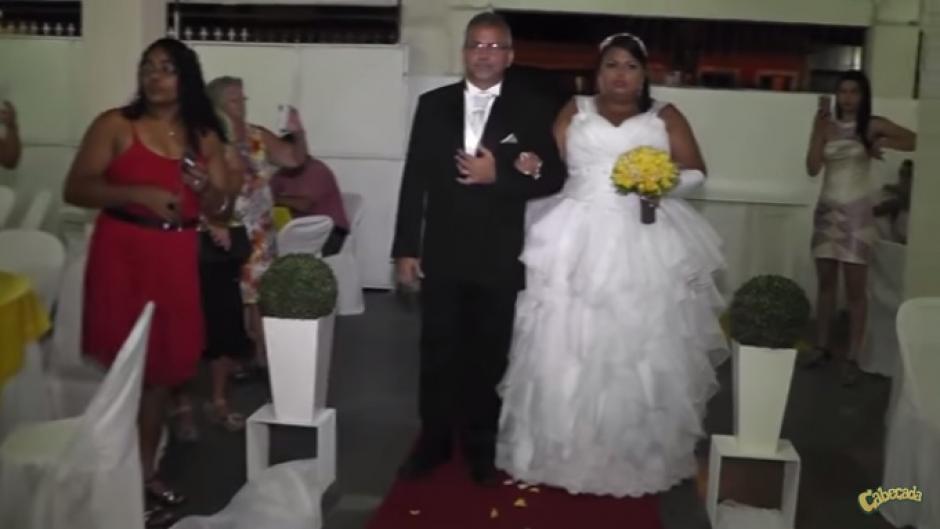 El momento m&aacute;s hermoso para una novia en el d&iacute;a de su boda se convirti&oacute; en lo m&aacute;s bochornoso por culpa del encargado de la m&uacute;sica. (Imagen: Captura de pantalla)