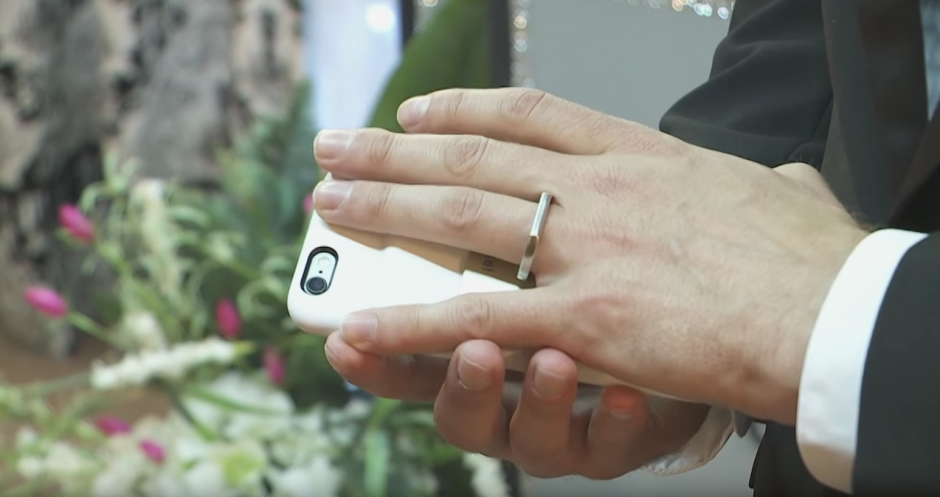 Un hombre tuvo una ceremonia donde contrajo matrimonio con su tel&eacute;fono m&oacute;vil. (Captura de pantalla: Kaspersky Lab UK/YouTube)