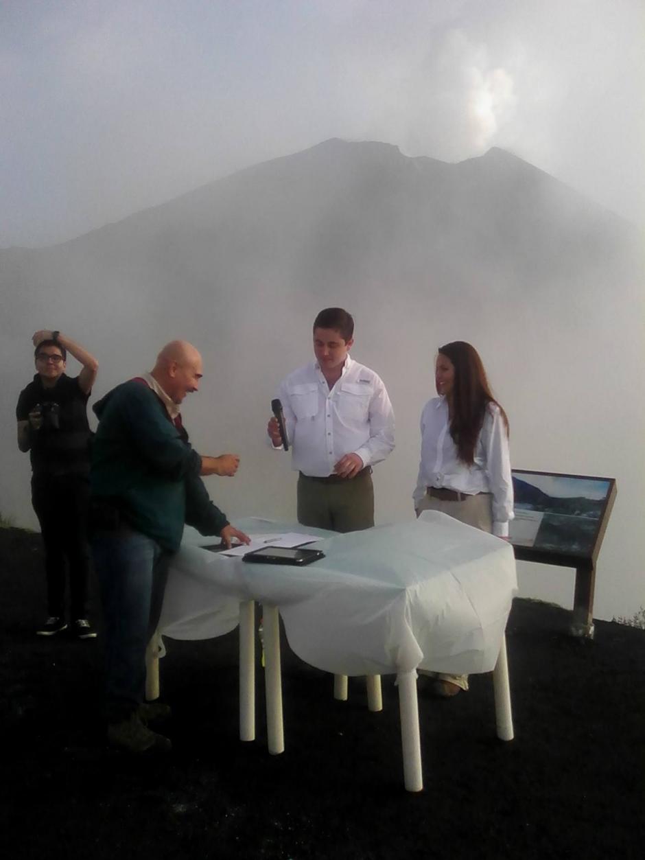 Una pareja celebr&oacute; su boda en el Parque Nacional Volc&aacute;n de Pacaya y Laguna Calderas en noviembre reci&eacute;n pasado. (Foto: Facebook/ PN Volc&aacute;n Pacaya)
