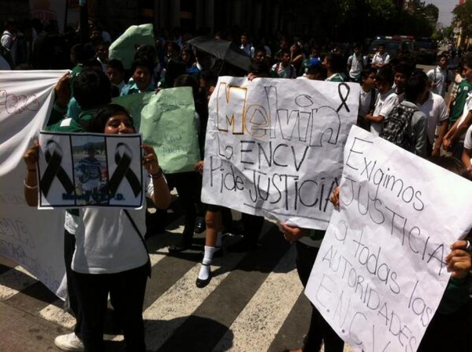 Un grupo de alumnos de la Escuela Normal para Varones de la zona 13 realiza una marcha en protesta por la muerte la semana pasada del estudiante Melvin Eudiel Casia Monroy. (Foto: Antonio Ordo&ntilde;ez/Soy502)&nbsp;