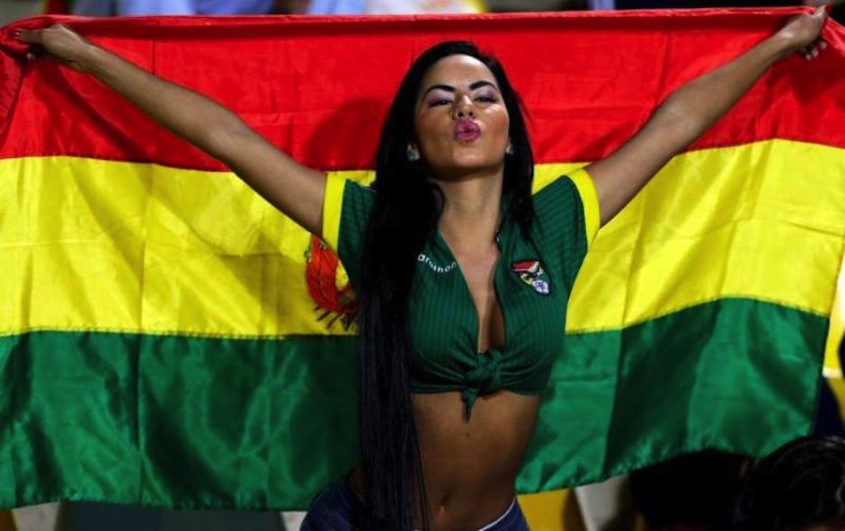 El nombre de esta lindura es Mayte Flores, una modelo boliviana que conquistó el corazón de los asistentes del partido de la Copa América entre la selección de su país y la mexicana. (Foto: Diez)&nbsp;