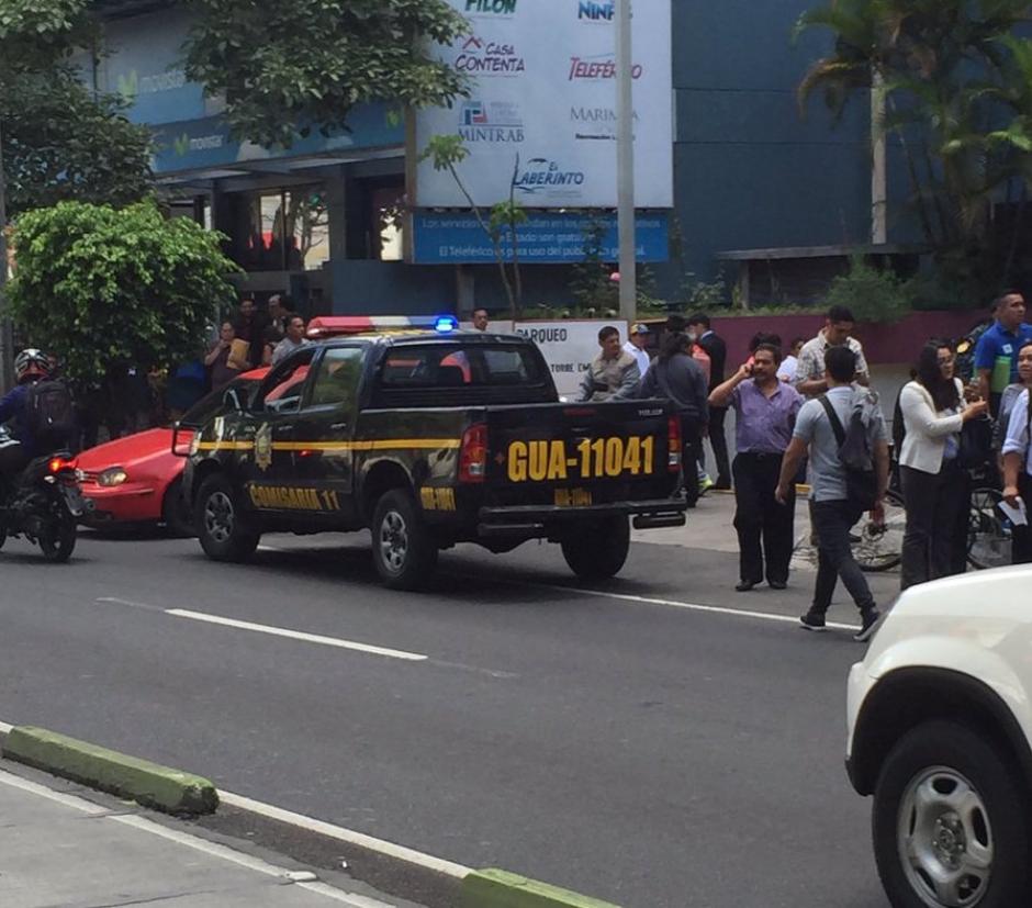 Evacuan edificio del Ministerio de Trabajo en la zona 9 capitalina, por supuesta amenaza de bomba. (Foto: @OtonielcanoCano)