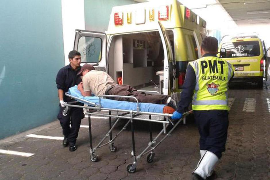 Juan Carlos Gonz&aacute;lez, empleado del Zool&oacute;gico La Aurora, fue trasladado al hospital de accidentes del Seguro Social, luego que fuera atacado por un jabal&iacute; dentro del centro. (Foto: Bomberos Municipales)