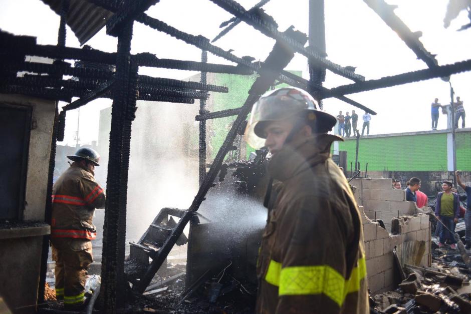 La inmediata reacción de los bomberos permitieron que el fuego se propagara. (Foto: Jesús Alfonso/Soy502)