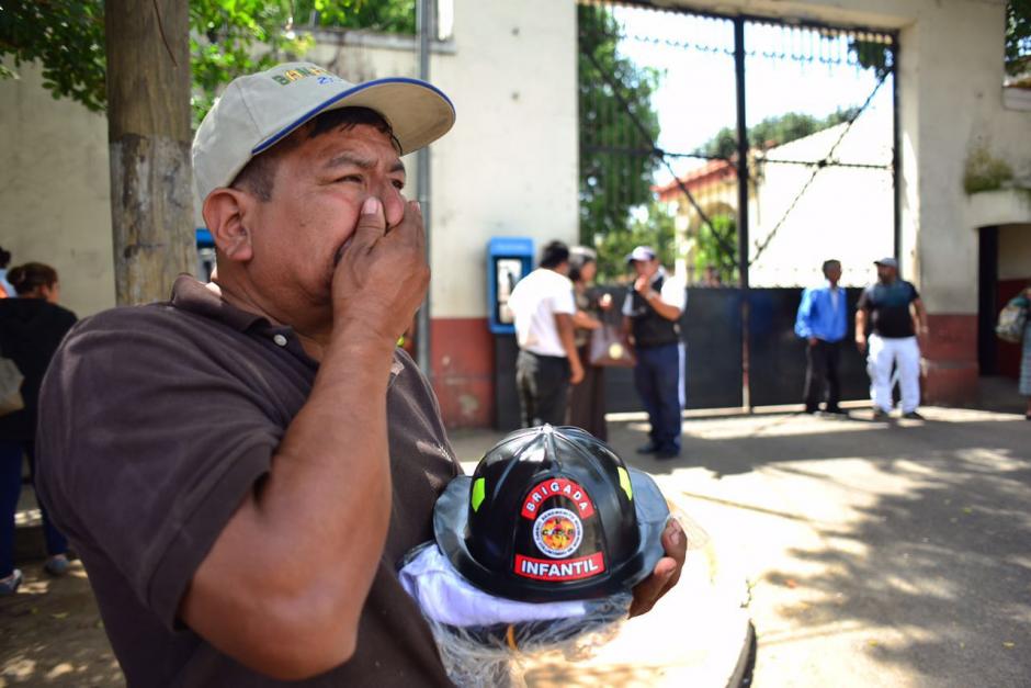 Los familiares de Jimmy Vega recibieron el uniforme de los Bomberos Voluntarios. (Foto: Jes&uacute;s Alfonso/Soy502)