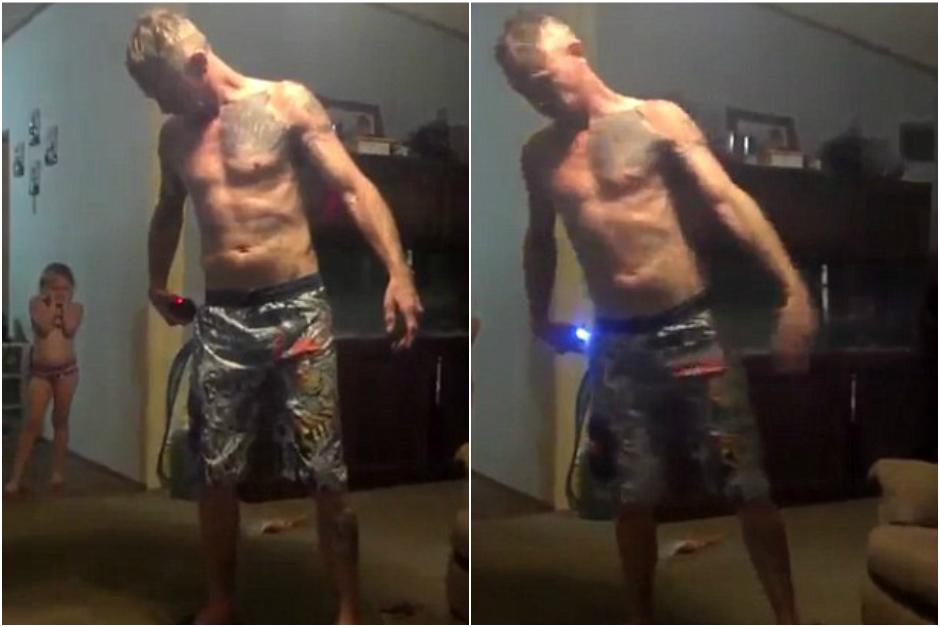 El hombre juega con una pistola el&eacute;ctrica frente a varios ni&ntilde;os. (Imagen: captura de pantalla)