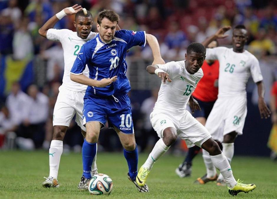 Serey Die, Max-Alain Gradel e Ismael Diomande de Costa de Marfil y Misimovic de Bosnia Herzegovina, compiten por la pelota durante el segundo tiempo del juego amistoso en el "Edward Dome" en San Luis, Misuri, Estados Unidos. (Foto: EFE)&nbsp;