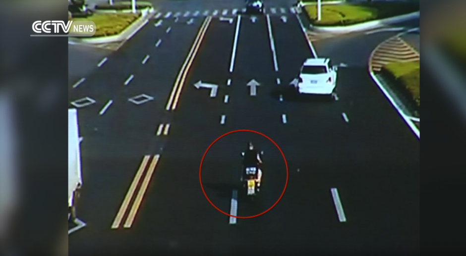 El joven se conduc&iacute;a a toda velocidad por la calle m&aacute;s concurrida de China. (Captura de pantalla: CCTV News/Youtube)