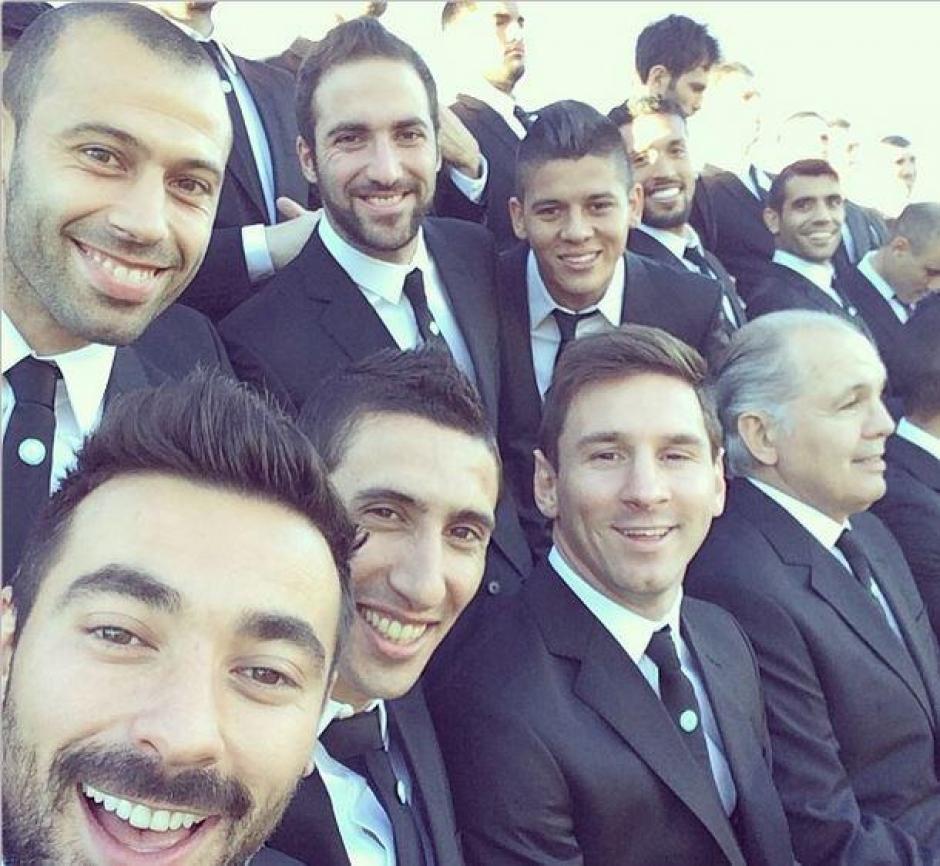 Los jugadores de la selecci&oacute;n argentina se tomaron la foto oficial y Ezequiel Lavezzi aprovech&oacute; para hacerse y compartir una "selfie". (Foto: @Pocholavezzi)