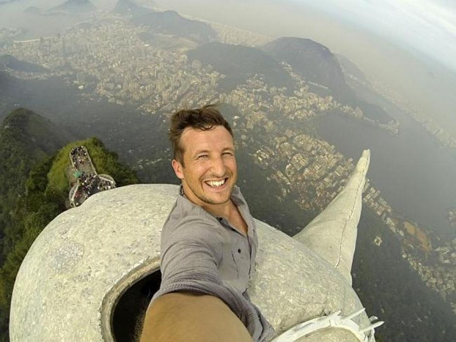 Eso fue lo que logr&oacute; el trotamundos Lee Thompson tras convencer a la oficina de turismo de Brasil para escalar la estatua de 38 metros. (Foto: Lee Thompson/Twitter)