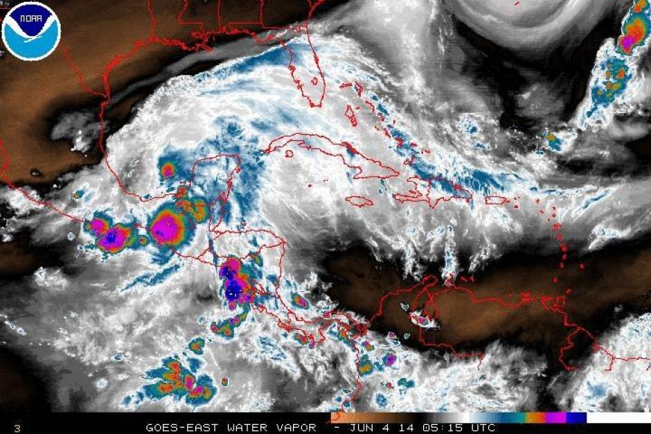 La Coordinadora Nacional para la Reducci&oacute;n de Desastres (Conred) dijo que unas 100.000 personas se hab&iacute;an visto afectadas por las precipitaciones, que causaron da&ntilde;os en carreteras y hogares, y que obligaron a suspender las clases en algunos sectores. (Foto: NOAA)
