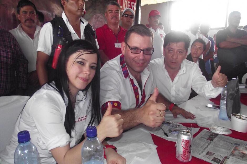 La diputada Julia Maldonado colocó esta fotografía donde aparece con el candidato presidencial de Líder, Manuel Baldizón, en su cuenta de Twitter. La legisladora logró que la Corte de Constitucionalidad disolviera la Secretaría de Control y Transparencia, adscrita a la vicepresidenta Roxana Baldetti, pero está procesada por la malversación de Q4 millones de fondos europeos.