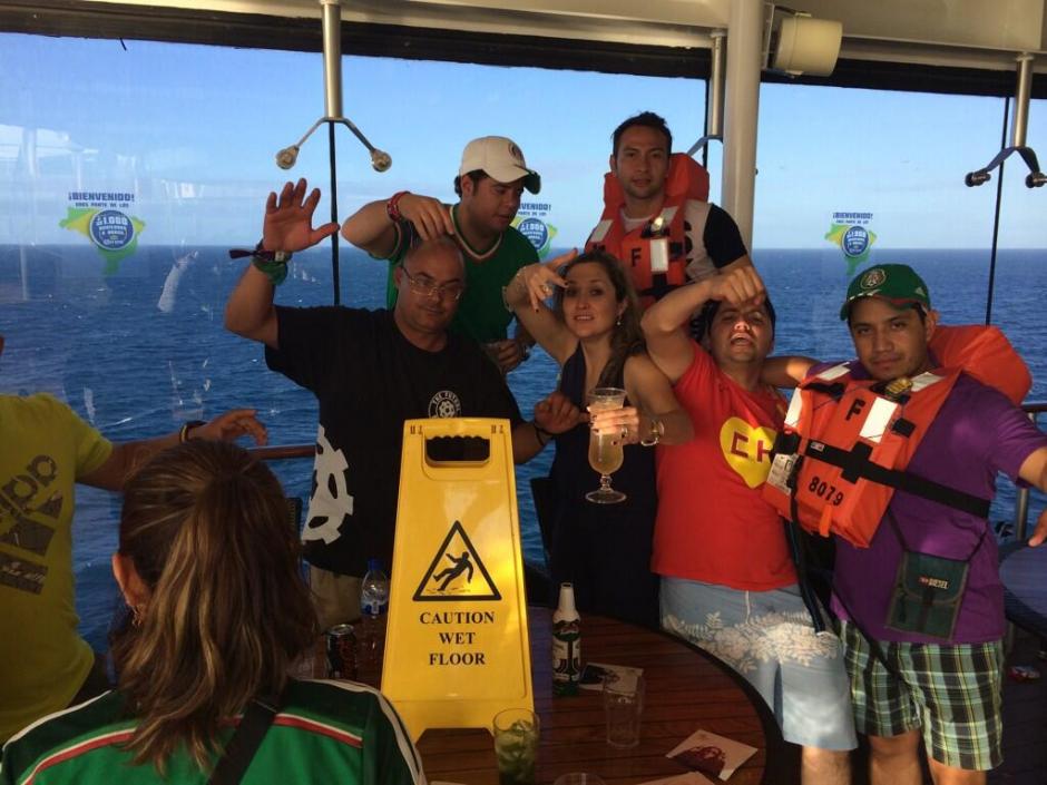 Jorge Amores aparece de pie con chaleco salvavidas &nbsp;junto a un grupo de amigos a quienes dijo que saltar&iacute;a y har&iacute;a detener el barco. (Foto: Twitter Jorge Amores)&nbsp;