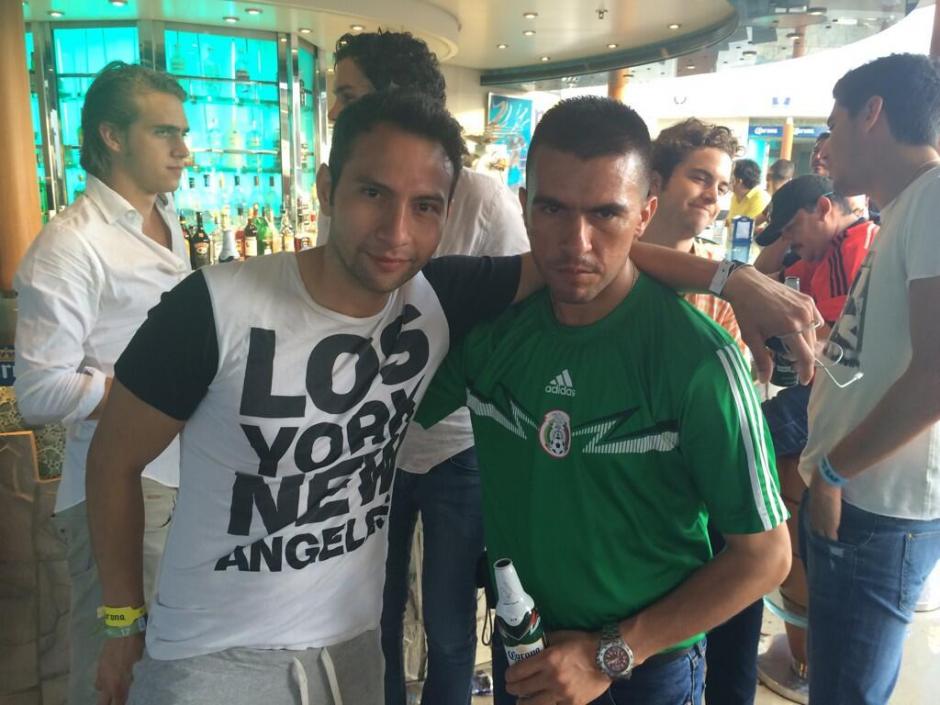 El mexicano Jorge Alberto L&oacute;pez Amores (de camisa blanca) se lanz&oacute; del 15 nivel del crucero mundialista cayendo a mar abierto, su cuerpo no ha sido localizado. (Foto:Twitter Alberto L&oacute;pez)&nbsp;