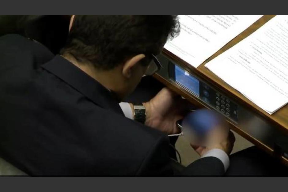 Diputado mira porno en horas de trabajo y provoca esc&aacute;ndalo en Brasil.