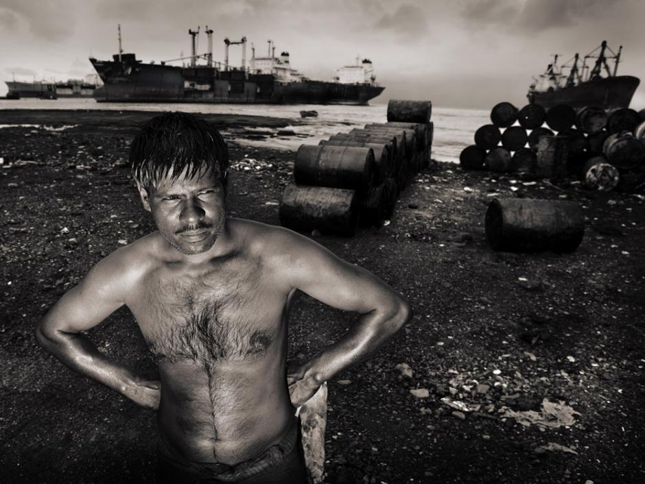 A los cementerios de barcos en las playas de India y Bangladesh llegan m&aacute;s del 80% de los buques que dejan de cruzar los mares cada a&ntilde;o, para ser desmantelados por personas a quienes la pobreza los lleva all&iacute; para trabajar permanentemente expuestos a altos niveles contaminaci&oacute;n. (Foto: Javier Arcenillas)