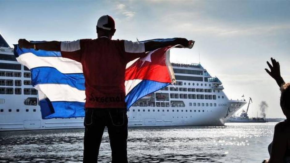 Un hombre agita una bandera cubana a la llegada del crucero estadounidense a Cuba. (Foto: AFP/Adalberto Roque)