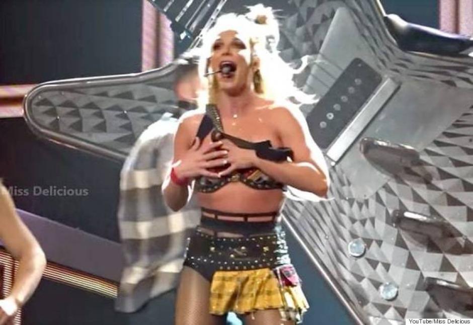 La cantante estadounidense tuvo de nuevo problemas con su vestuario. (Imagen: captura de YouTube)