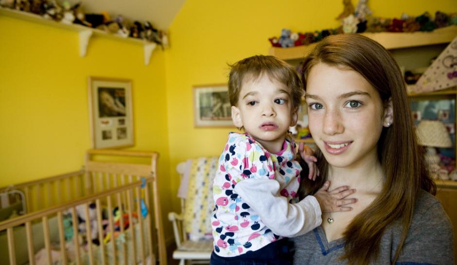 Brooke junto a su hermana (pijamasurf.com)