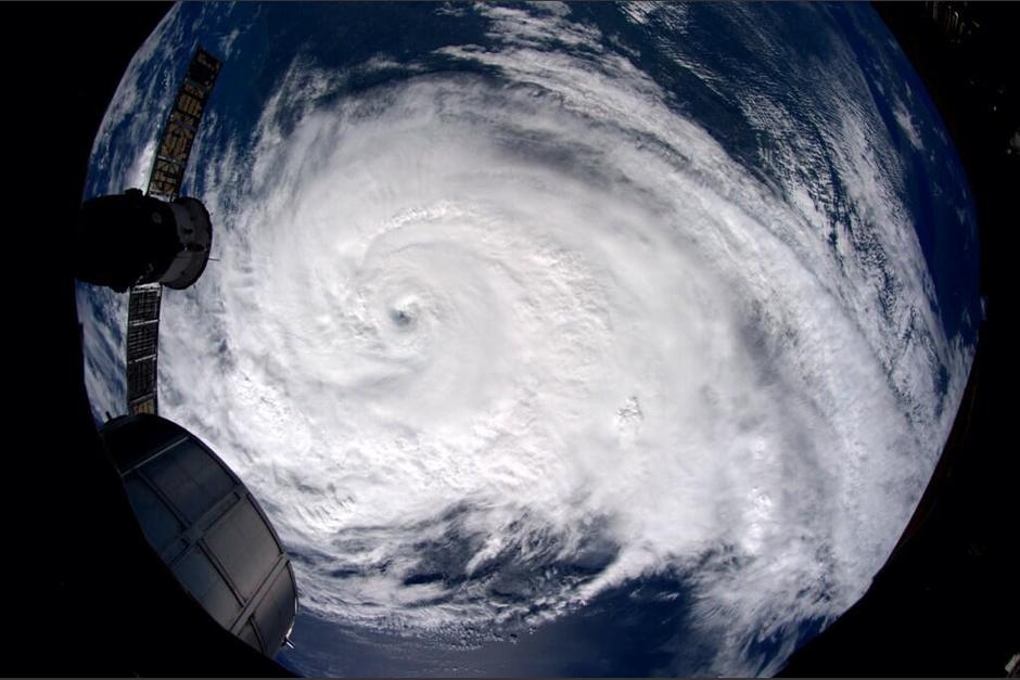 La tormenta bajo a categor&iacute;a 1 este viernes, ahora se mueve en paralelo a las costas de Nueva Inglaterra. (Foto: NASA)