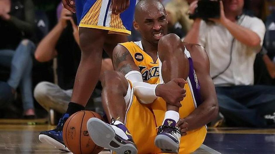 Kobe Bryant est&aacute; fuera de actividad competitiva para el resto de la temporada debido a una lesi&oacute;n. Foto: AFP)