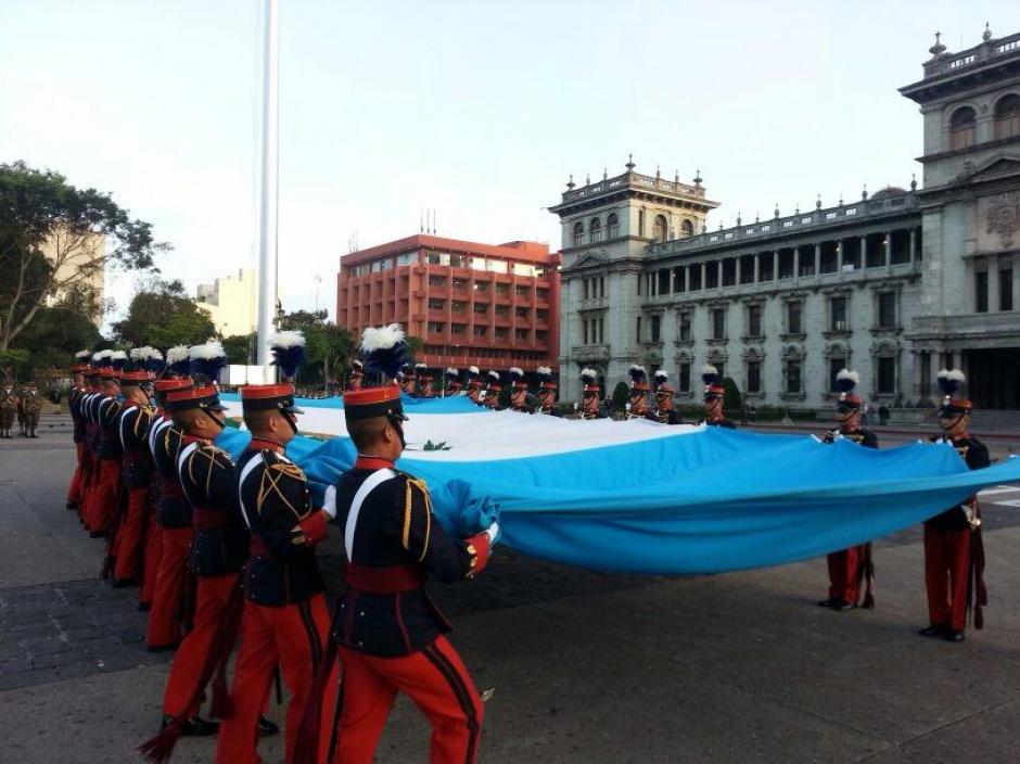 Celebran el 143 aniversario del Ej&eacute;rcito de Guatemala, izando la bandera nacional en la Plaza de la Constituci&oacute;n. (Foto: Ej&eacute;rcito de Guatemala)