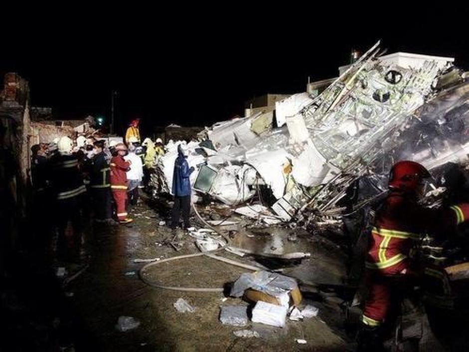 El accidente se produjo cuando los tripulantes del avi&oacute;n decidieran realizan un aterrizaje de emergencia en Taiw&aacute;n. (Foto: Taiwan Breaking News)&nbsp;