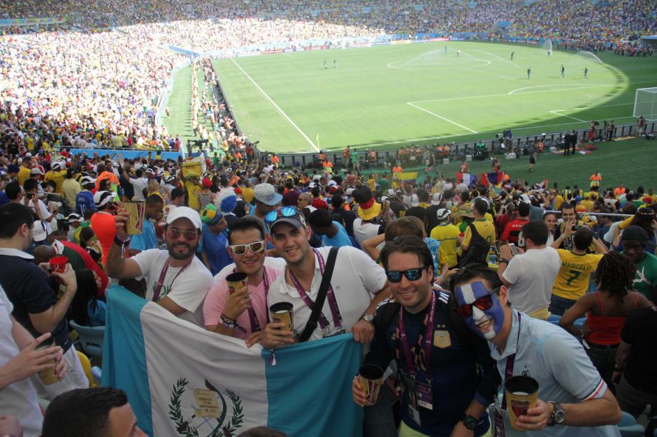 Guatemaltecos que representar&aacute;n al pa&iacute;s en la Copa Budweiser estuvieron en el juego Francia - Alemania en Maracan&aacute;. (Foto: Luis Barrios/Soy502)