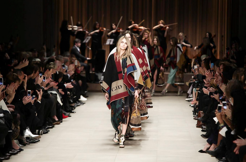 La estrella del desfile Burberry fue la modelo británica Cara Delevingne. (Foto: NowFashion)&nbsp;