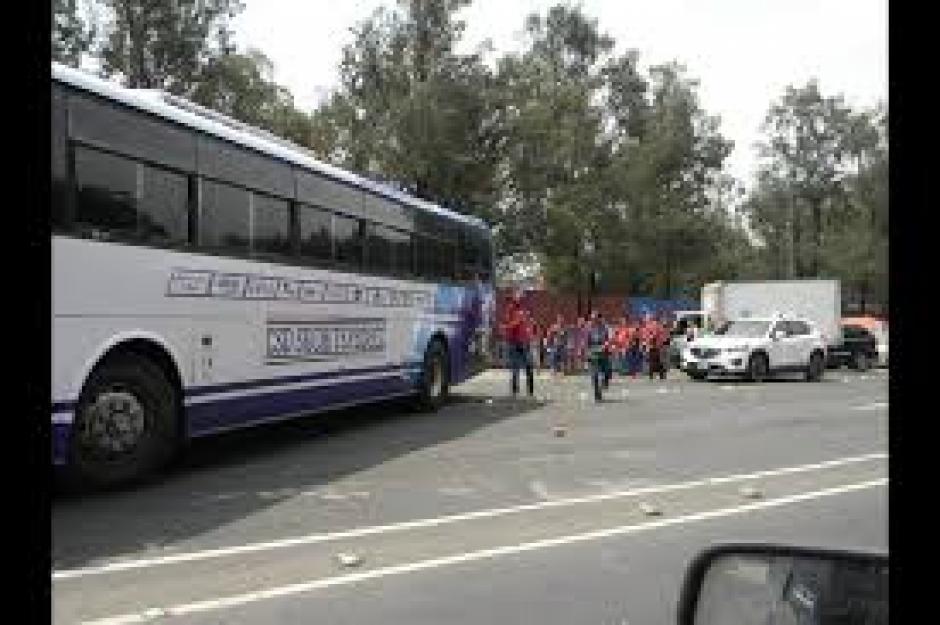 El bus de Suchitep&eacute;quez recibi&oacute; custodia tard&iacute;a al salir del estadio Manuel Felipe Carrera. (Foto: FB Hiber Villanueva)