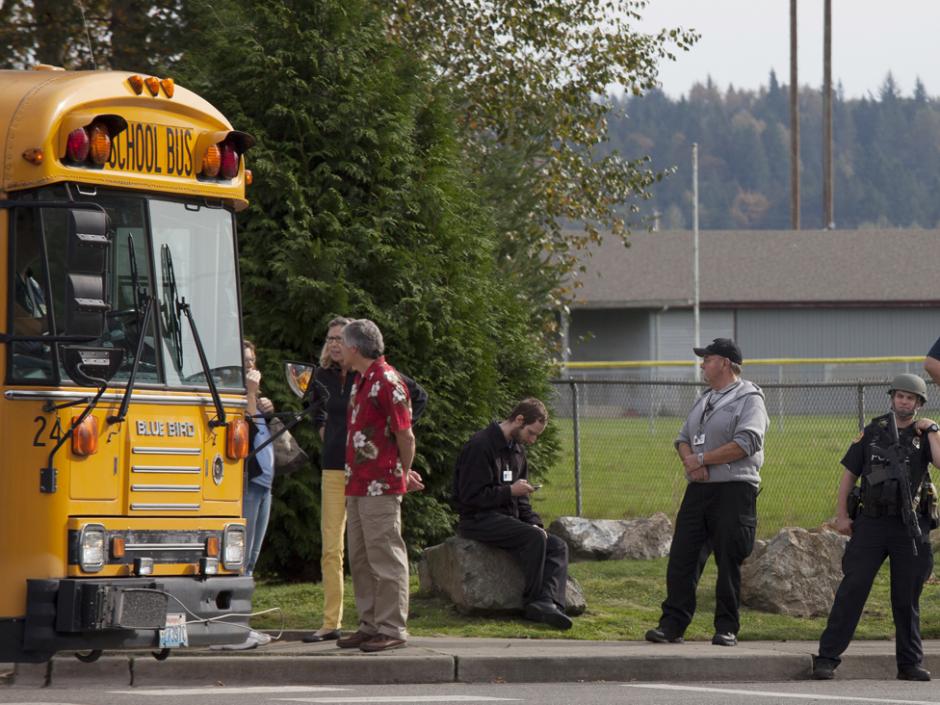 A su llegada al instituto, los estudiantes recibieron el apoyo de varios centenares de vecinos que les dedicaron c&aacute;nticos y frases de &aacute;nimo. &nbsp;(Foto AFP/Archivo)