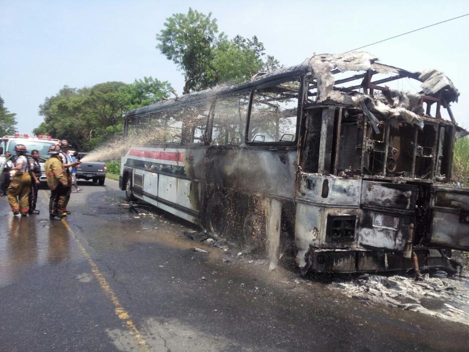 Un incendio consumi&oacute; un autob&uacute;s en la ruta entre Mazatenango y Retalhuleu. (Foto: @stereo100xela)