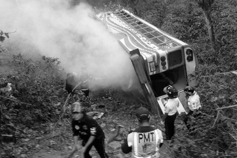 Una mujer muri&oacute; esta ma&ntilde;ana en un accidente de bus ocurrido en Villa Canales. (Foto: Bomberos Voluntarios)