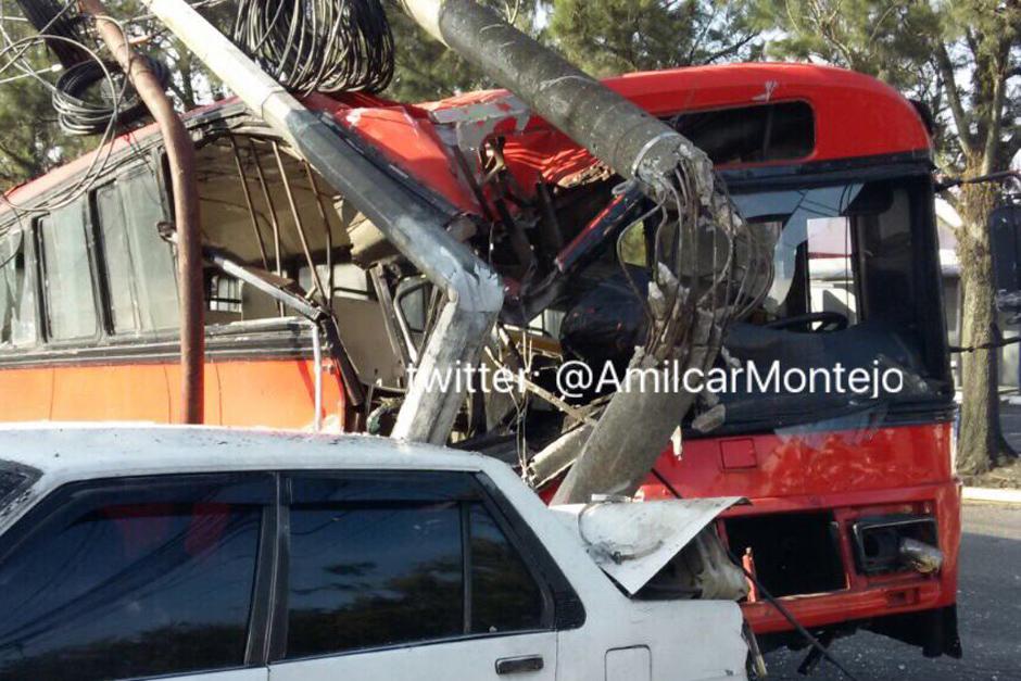 Un fuerte accidente se registr&oacute; la ma&ntilde;ana de este lunes donde se vio involucrado un bus. (Foto: Am&iacute;lcar Montejo/PMT)
