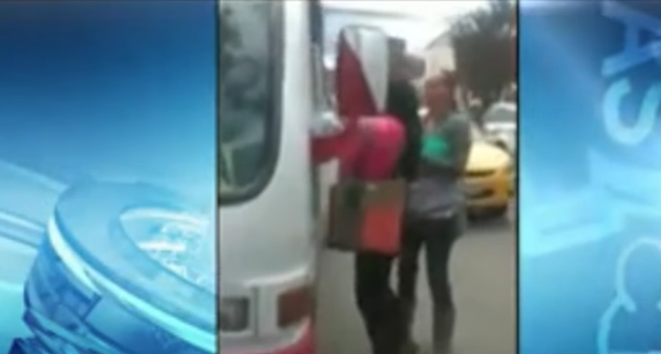 Una mujer descubre a su esposo con la supuesta amante. (Captura de pantalla: Minuto30/YouTube)