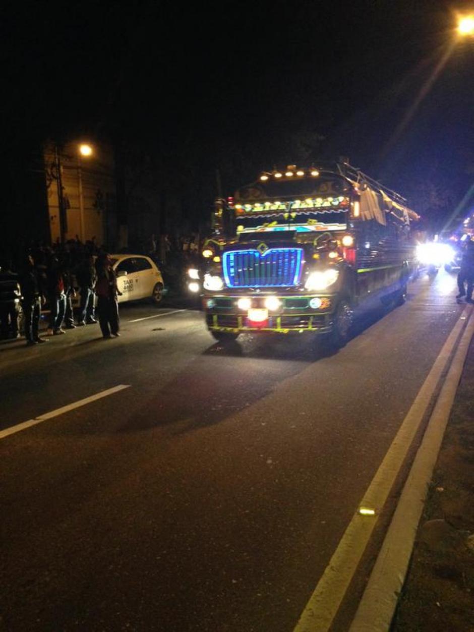 El autobús fue liberado alrededor de las 23:30 horas. (Foto PDH)