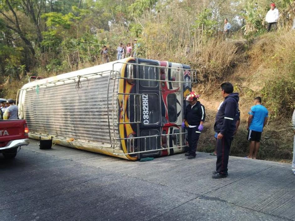 El accidente del bus extraurbano ocurri&oacute; en el kil&oacute;metro 76 de la ruta a San Mart&iacute;n Jilotepeque. Los pasajeros heridos fueron trasladados al hospital de Chimaltenango. (Foto: B. Municipales Departamentales) &nbsp;