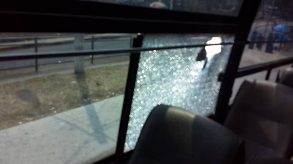 Una vista desde el interior del bus, el vidrio qued&oacute; destruido. (Foto: CSD-Suchitep&eacute;quez/Facebook)